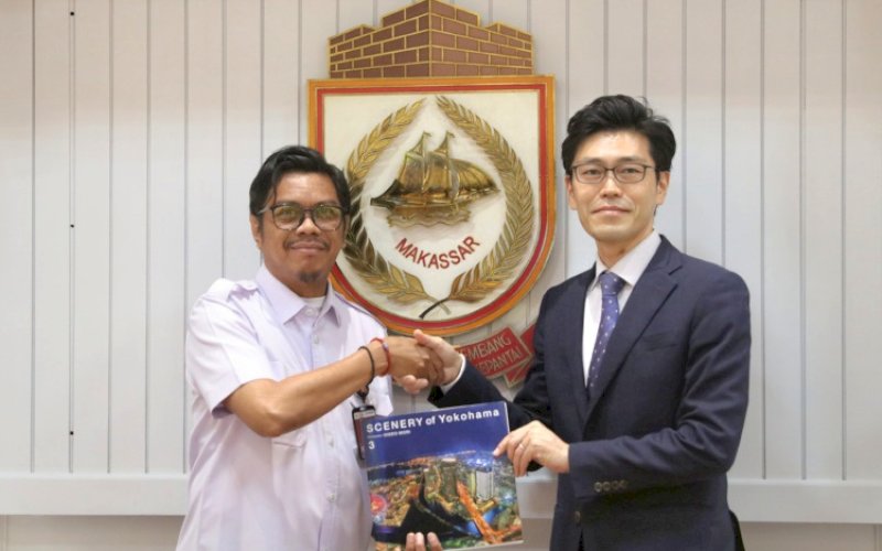 PERTEMUAN. Pj Sekda Kota Makassar, Firman Hamid Pagarra, menerima kunjungan pemerintahan Jepang, di Ruang Rapat Sekda di Balai Kota Makassar, Rabu (21/8/2024). foto: istimewa