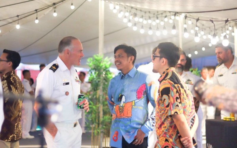 UNDANGAN KEHORMATAN. Pj Sekda Kota Makassar, Firman Hamid Pagarra, memperoleh kehormatan untuk menghadiri official reception dan makan malam bersama dari komandan kapal perang HMAS Perth dari Angkatan Laut Australia, Commander Ben Dalton saat berlabuh di Pelabuhan Soekarno-Hatta, Makassar, Sabtu (24/8/2024). foto: istimewa