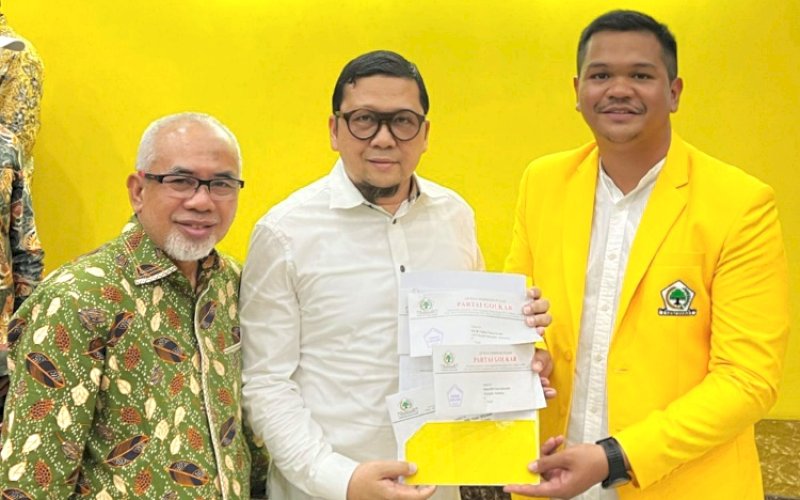 DUKUNGAN. Bakal Calon Bupati Bantaeng, Fathul Fauzy Nurdin beserta pasangannya Sahabuddin resmi menerima Surat Keputusan Rekomendasi Dukungan dari Partai Golkar untuk maju dalam Pilkada Bantaeng 2024, yang diserahkan Wakil Ketua Umum Partai Golkar sekaligus Ketua Bappilu, Ahmad Doli Kurnia di Kantor DPP Partai Golkar di Jakarta, Kamis (15/8/2024) sore. foto: istimewa