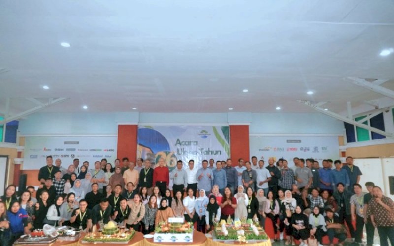 HUT GMTD. PT GMTD Tbk menapaki usia ke-26 tahun dan merayakan momen ulang tahunnya secara sederhana di Hall Akkarena dengan meneyelenggarakan syukuran bersama seluruh karyawan, Rabu (7/8/2024). foto: istimewa