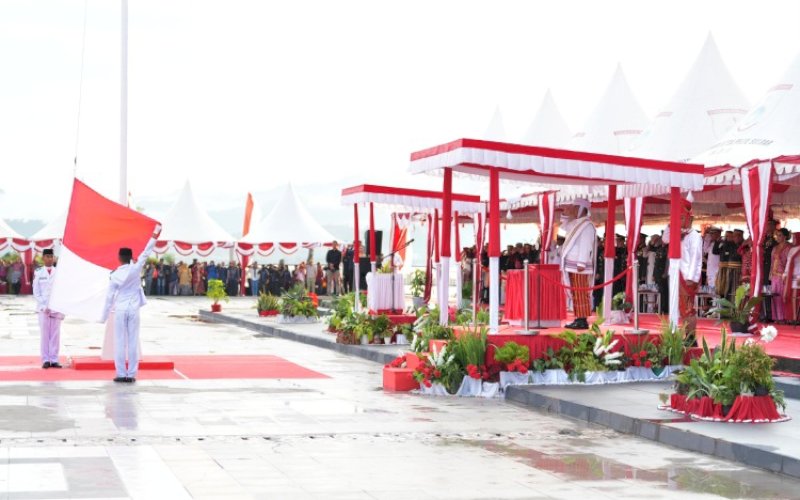 UPACARA BENDERA. Upacara Detik-detik Pengibaran Bendera Merah Putih dan penurunan Bendera Merah Putih tingkat Provinsi Sulbar dipusatkan di Anjungan Pantai Manakarra Mamuju, Sulbar, Sabtu (17/8/2024). foto: istimewa