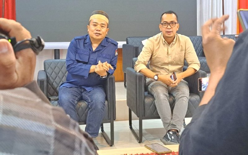 BERI KETERANGAN. Ketua KPU Sulsel Hasbullah Bersama Komisioner KPU Sulsel Ahmad Adiwijaya saat memberikan keterangan pers di Kantor&nbsp;KPU Sulsel, Senin (26/8/2024) malam. foto: istimewa