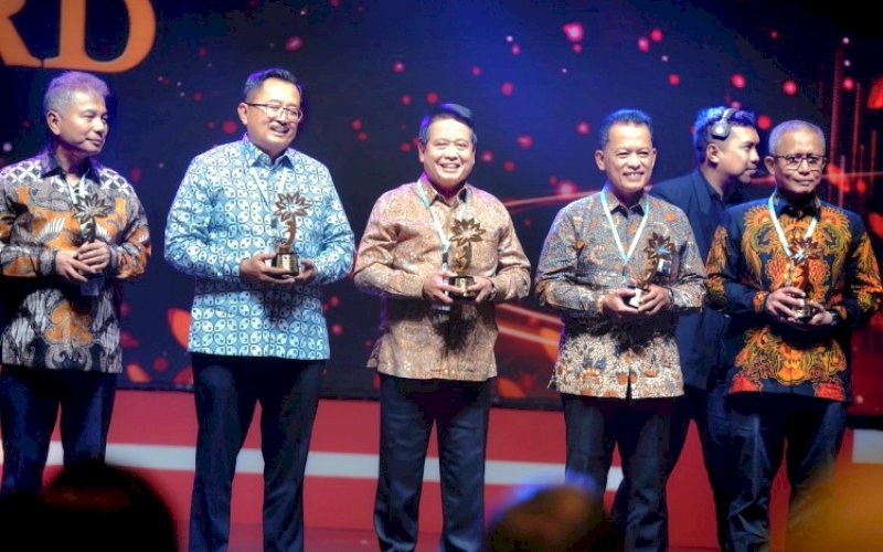 PENGHARGAAN. Direktur Utama BSI Hery Gunardi (tengah) saat menerima penghargaan dari OJK atas implementasi Program Satu Rekening Satu Pelajar (Kejar) kategori Bank Umum Syariah Terbaik dari OJK di JI Expo Kemayoran Jakarta, Kamis (22/8/2024). foto: istimewa