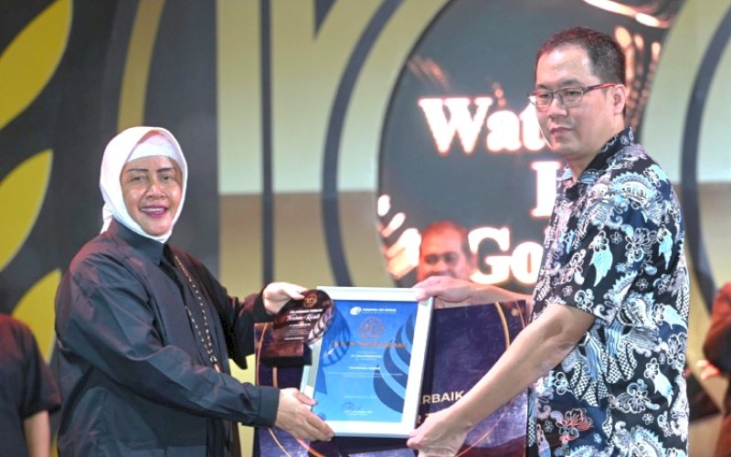 PENGHARGAAN. Ketua TP PKK Kota Makassar, Indira Jusuf Ismail, menyerahkan penghargaan kepada pelanggan terbaik yang telah menjadi mitra PDAM sepanjang 2024 saat menghadiri Malam Puncak Perayaan Hari Ulang Tahun ke-100 PDAM Kota Makassar di Lapangan Ruang Terbuka Hijau (RTH) PDAM Kota Makassar, Senin (26/8/2024) malam. foto: istimewa