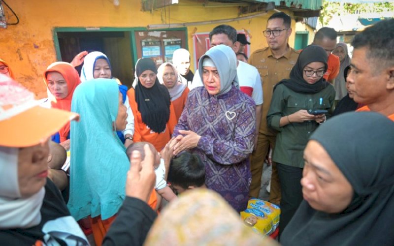 INDIRA MENYAPA. Ketua TP PKK Kota Makassar, Indira Jusuf Ismail, menyapa dan menyalami warga yang menjadi korban kebakaran di Kelurahan Maccini Gusung, Kecamatan Makassar, Kota Makassar, saat berkunjung di lokasi, Selasa (6/8/2024). foto: istimewa