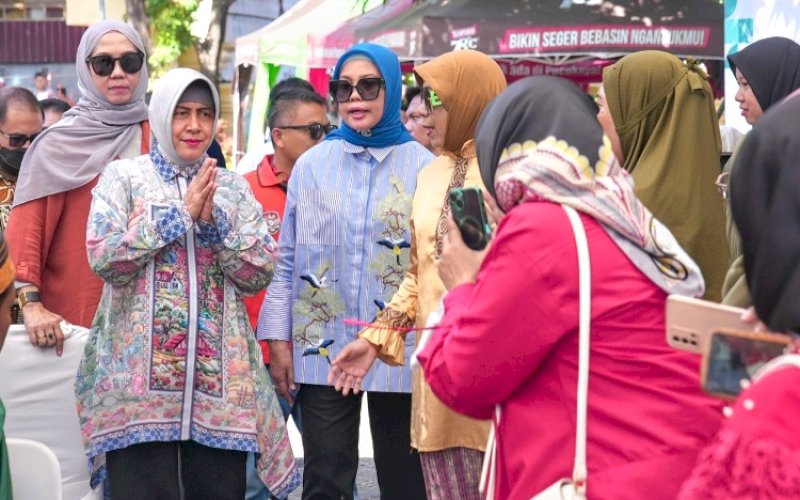 FESTIVAL KELONG. Ketua TP PKK Kota Makassar, Indira Jusuf Ismail, menghadiri Festival Kelong Anak Lorong (Kenalan Lorong) Zona 4 yang digelar di Kecamatan Tallo, Kota Makassar, Minggu (4/8/2024). Turut mendampingi Kepala Dinas Kebudayaan Kota Makassar, Andi Herfida Attas. foto: istimewa