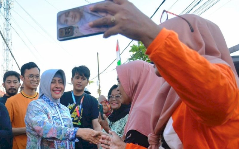 MENYAPA. Pasangan bakal calon Wali Kota dan Wakil Wali Kota Makassar, Indira Jusuf Ismail-Ilham Ari Fauzi A Uskara menyapa warga dengan sambutan yang hangat saat tampil bareng perdana di Kecamatan Rappocini, Kota Makassar, Minggu (4/8/2024). foto: istimewa