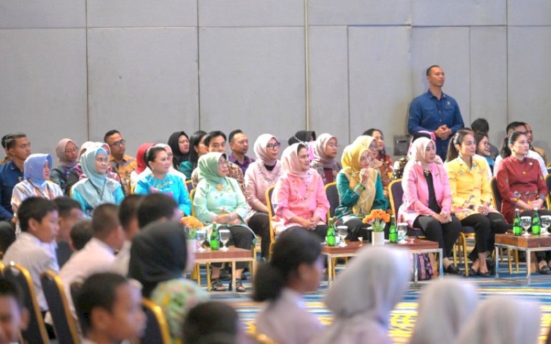 SOSIALISASI. Ketua TP PKK Kota Makassar Indira Jusuf Ismail bersama Wali Kota Makassar Moh Ramdhan Pomanto mendampingi Ibu Negara Iriana Joko Widodo memberikan sosialisasi kepada pelajar di Kota Makassar tentang bahaya narkoba di Hotel Four Points by Sheraton Makassar, Kamis, (22/08/2024). foto: istimewa