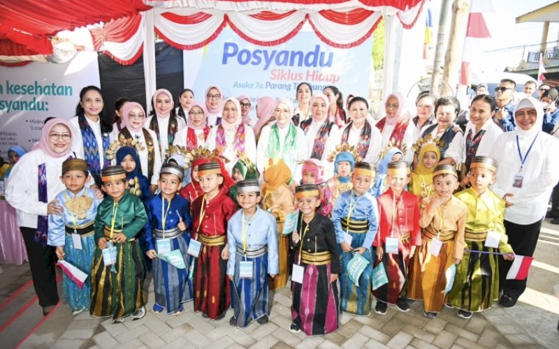 POSYANDU. Ibu Negara Iriana Joko Widodo bersama anggota OASE KIM melakukan kunjungan ke Posyandu Asoka VIIA di Kelurahan Parang Tambung, Kecamatan Tamalate, Kota Makassar, Jumat (23/8/2024). foto: istimewa