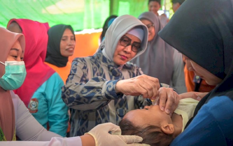 IMUNISASI. Ketua TP PKK Kota Makassar, Indira Jusuf Ismail, memberikan imunisasi kepada seorang balita saat melakukan kunjungan ke Posyandu Anyelir RW 03 Ujung Bori, Kelurahan Bitowa, Kecamatan Manggala, Kota Makassar, Senin (12/8/2024). foto: istimewa