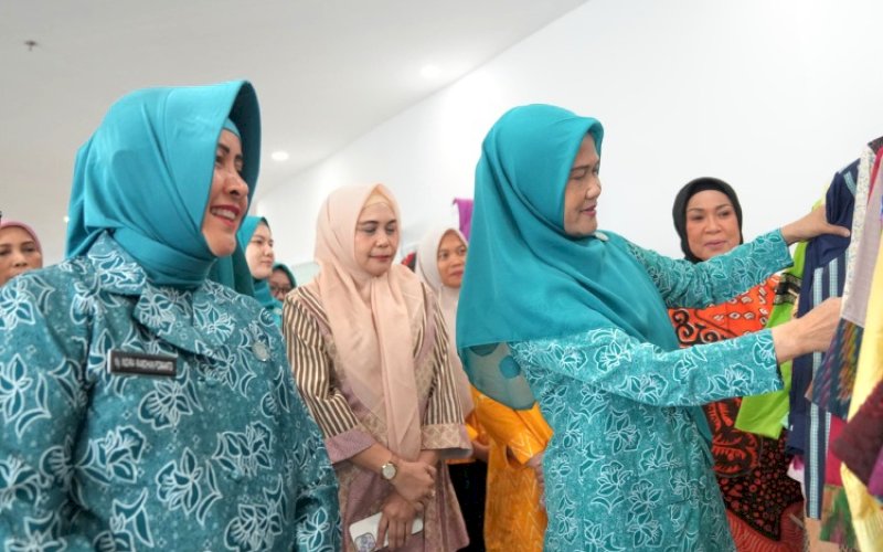 PRUDUK UMKM. Pj Ketua TP PKK Provinsi Sulsel Ninuk Triyanti Zudan didampingi Ketua TP PKK Kota Makassar Indira Jusuf Ismail melihat produk UMKM di sela-sela kunjungan di Kantor TP PKK Kota Makassar, Rabu (7/8/2024). foto: istimewa