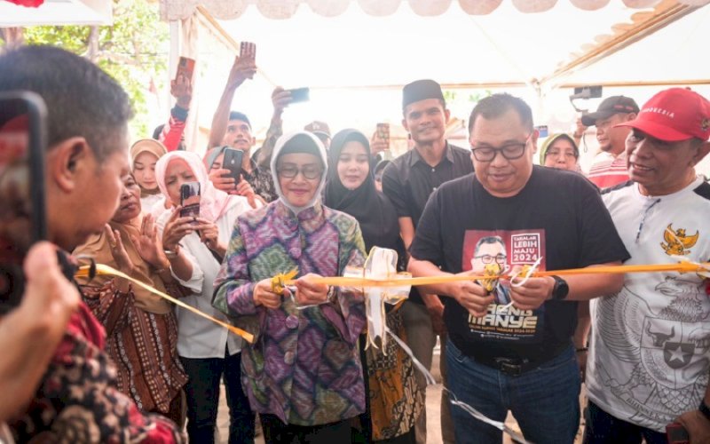 PERESMIAN. Ketua TP PKK Kota Makassar, Indira Jusuf Ismail, meresmikan Warung Coto Akbar Daeng, sebuah tempat kuliner baru yang menawarkan hidangan khas Kota Makassar, Coto Makassar, Sabtu (10/8/2024). foto: istimewa
