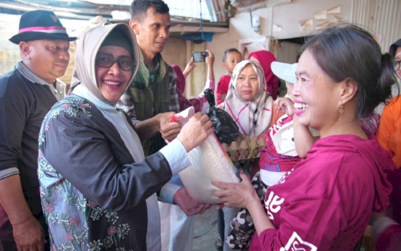 BERBAGI. Ketua TP PKK Kota Makassar, Indira Jusuf Ismail, menyerahkan paket bantuan yang kepada warga Lanjut Usia (Lansia) saat melakukan kunjungan ke Lorong Wisata Torrent di Kelurahan Malimongan Baru, Kecamatan Bontoala, Kota Makassar, Sabtu (17/8/2024). foto: istimewa