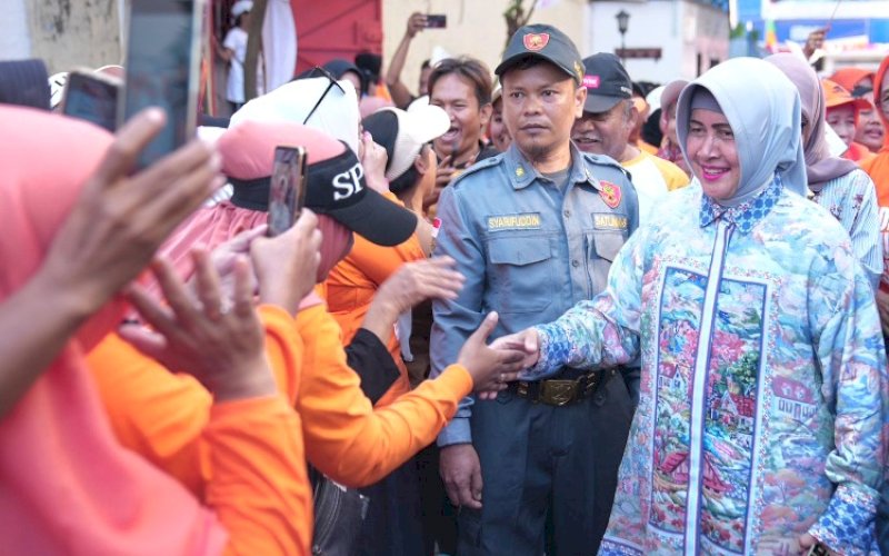 MENYAPA. Ketua TP PKK Kota Makassar, Indira Jusuf Ismail, menyapa dan menyalami warga yang menyambutnya saat mengunjungi Lorong Wisata Ceria yang ada Kelurahan Buakana, Kecamatan Rappocini, Kota Makassar pada saat melakukan kunjungan bersama Kepala Dinas Ketahahan Pangan Kota Makassar, Minggu (4/8/2024). foto: istimewa