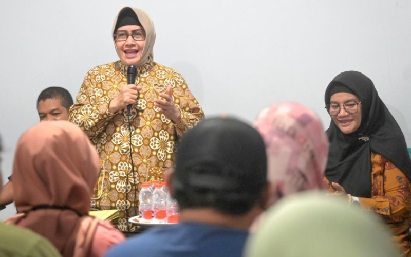 PENYERAHAN SK. Ketua TP PKK Kota Makassar, Indira Jusuf Ismail, menghadiri acara ceremonial penyerahan Surat Keputusan (SK) 100 persen kepada Pegawai Perumda (PD) Parkir Makassar Raya, Jumat (16/8/2024). foto: istimewa