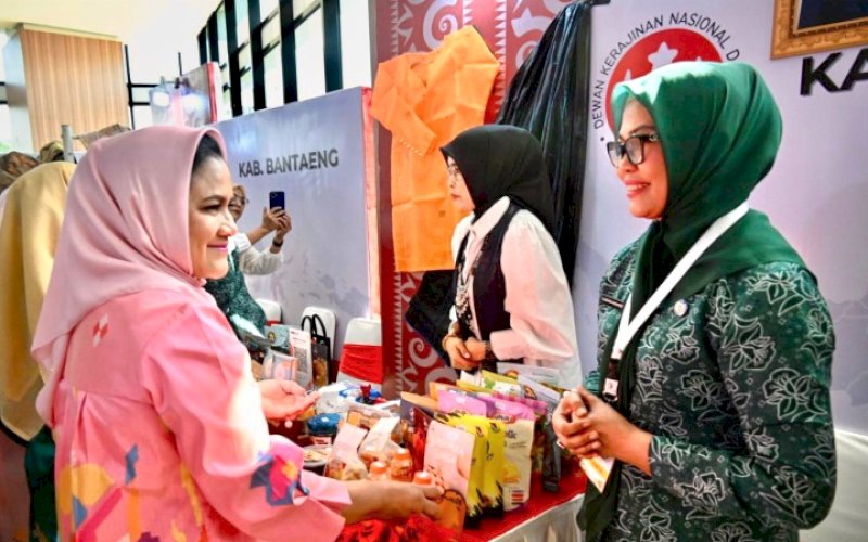 SAMBUTAN. Ketua Dekranasda Kabupaten Bulukumba Andi Herfida Muchtar menyambut Ibu Negara Iriana Joko Widodo saat melihat stand pameran Dekranasda Bulukumba yang diselenggarakan di AAS Building, Kota Makassar, Kamis (22/8/2024). foto: istimewa