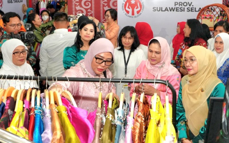 KUNJUNGAN. Ibu Negara Iriana Joko Widodo mengunjungi stand pameran Dekranasda Sulsel dalam kunjungan kerjanya di Kota Makassar, Kamis (22/8/2024). foto: istimewa