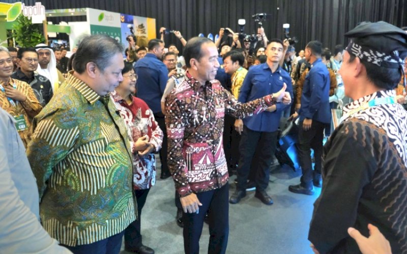 KUNJUNGAN. Presiden Joko Widodo secara khusus mengunjungi booth PT Vale Indonesia pada Festival Lingkungan, Inovasi, dan Kearifan Energi (LIKE) 2 2024 dan memberikan penghargaan atas kontribusi perusahaan dalam dekarbonisasi di Jakarta Convention Center, Jakarta Pusat, Jumat (9/8/2024). foto: istimewa