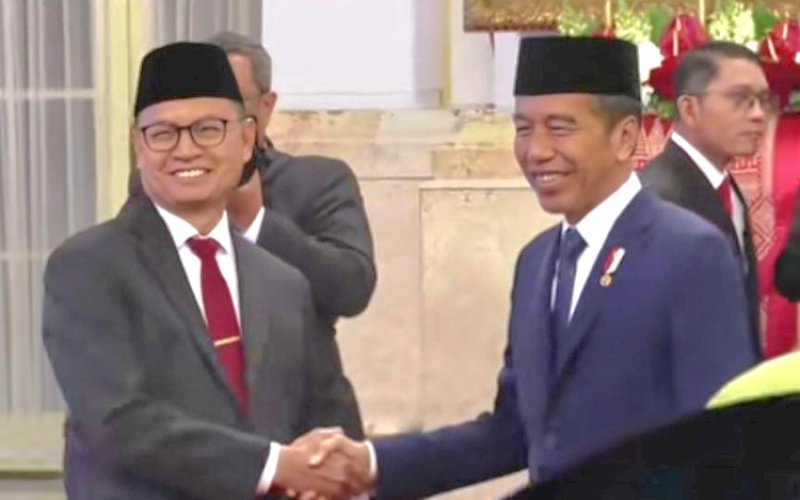 PELANTIKAN. Presiden Joko Widodo menyalami Taruna Ikarar usai dilantik sebagai Kepala Badan Pengawas Obat dan Makanan (BPOM) di Istana Negara, Jakarta, Senin (19/8/2024). foto: istimewa