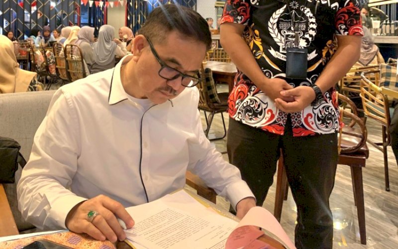 DISPOSISI SURAT. Sekda Provinsi Sulsel, Jufri Rahman, mendisposisi di salah satu cafe di bilangan Jl Mappanyukki, Kota Makassar, usai jam kantor, Kamis (15/8/2024). foto: istimewa