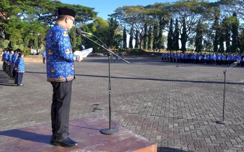 IRUP. Sekda Provinsi Sulsel, Jufri Rahman, bertindak selaku Inspektur Upacara (Irup) Upacara HUT Kemerdekaan RI ke-79 di Lapangan Kantor Gubernur Sulsel, Sabtu (17/8/2024). foto: istimewa