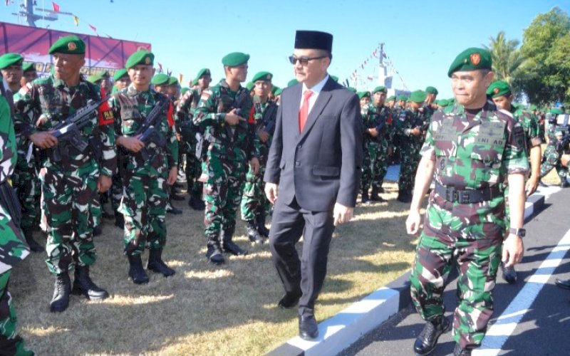 PELEPASAN. Sekda Provinsi Sulsel, Jufri Rahman, mengikuti upacara Pemberangkatan Satgas Yonzipur 8/SMG Kodam XIV Hasanuddin dalam rangka operasi pengamanan perbatasan Darat RI-Malaysia, di wilayah Kalimantan Utara-Kalimantan Timur, yang dilaksanakan di Lapangan Mako Danlantamal VI Makassar, Sabtu (17/8/2024). foto: istimewa