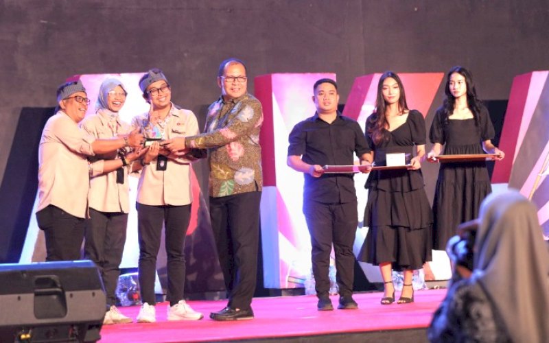 APRESIASI. Wali Kota Makassar, Moh Ramdhan Pomanto, menghadiri acara Malam Apresiasi KIM Fest 2024 di Anjungan City of Makassar, Sabtu (10/8/2024). foto: istimewa