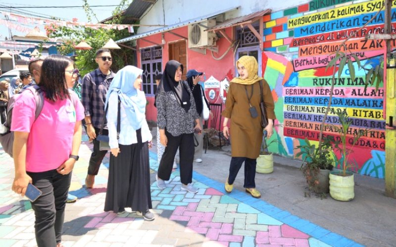 KUNJUNGAN. Perwakilan Kementerian Kominfo RI kunjungi Lorong Wisata Niigata, Kelurahan Mangasa, Kecamatan Tamalate, Kota Makassar, Sabtu (10/8/2024) siang. foto: istimewa