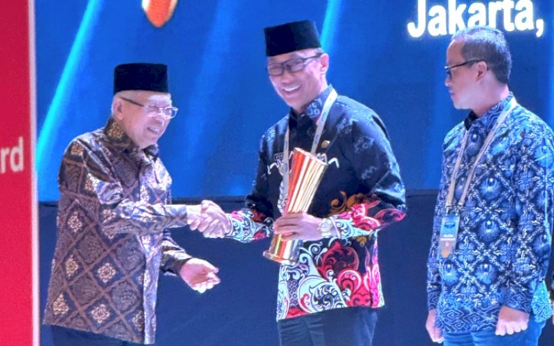 NAKER AWARD. Wakil Presiden Republik Indonesia Ma'ruf Amin menyerahkan Pj penghargaan Naker Award 2024 yang digelar Kementerian Ketenagakerjaan RI kepada Gubernur Sulsel Zudan Arif Fakrulloh di Jakarta, Jumat (23/8/2024). foto: istimewa
