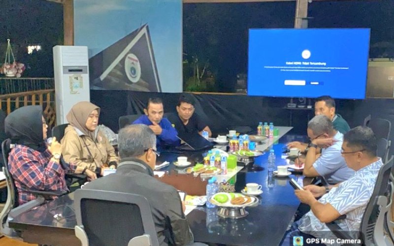 RAPAT. Sekda Provinsi Sulbar, Muhammad Idris, memimpin rapat bersama Panitia HUT Sulbar dan Panitia Festival Sandeq, Selasa (6/8/2024) malam. foto: istimewa