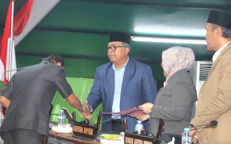 RAPAT PARIPURNA. Sekda Provinsi Sulbar, Muhammad Idris, menghadiri rapat paripurna DPRD Provinsi Sulbar terkait pandangan umum fraksi terhadap nota keuangan dan Rancangan APBD Perubahan (RAPBDP) 2024, Selasa (27/8/2024). foto: istimewa