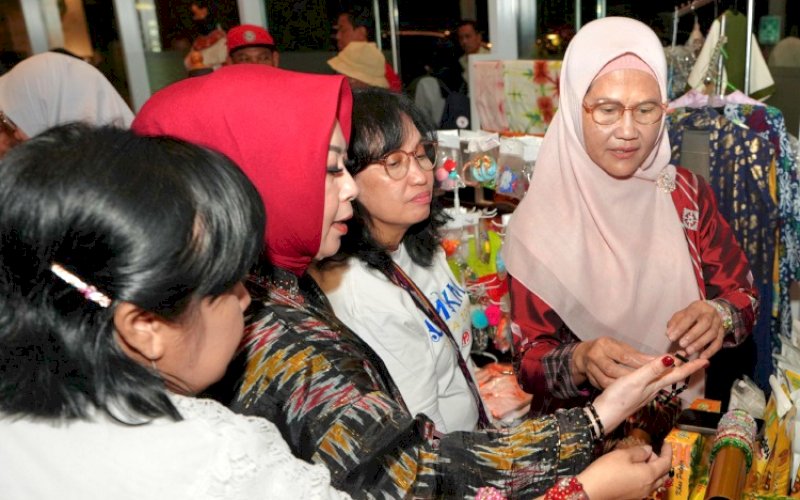 UMKM FIESTA. Pj Ketua Dekranasda Sulsel, Ninuk Triyanti Zudan, melihat produk UMKM di sela-sela acara pembukaan UMKM Fiesta 2024, Minggu (4/8/2024). foto: istimewa