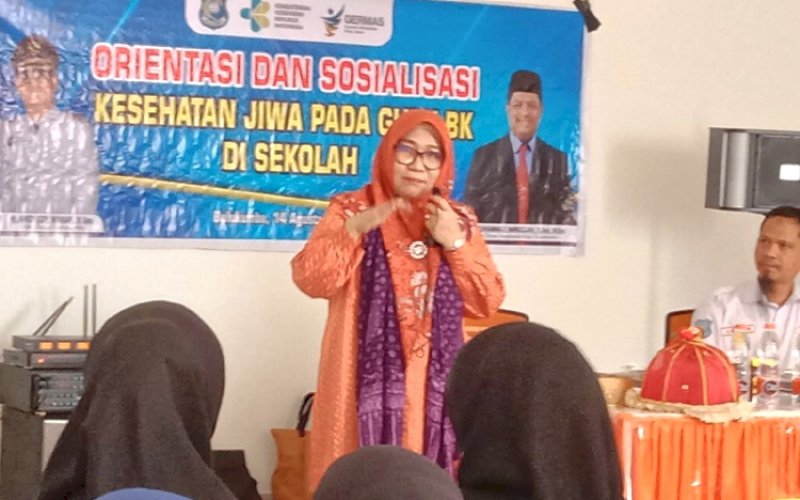SOSIALISASI. Pemkab Bulukumba melalui Dinas Kesehatan menggelar orientasi dan sosialisasi intensif bagi para guru Bimbingan dan Konseling (BK) di Ruang Pertemuan Showroom Singaraja Berlian Motor Bulukumba, Senin (14/8/2024). foto: istimewa
