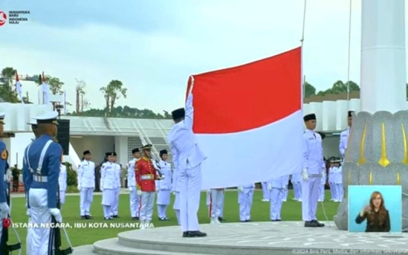 UPACARA BENDERA. Salah seorang anggota Paskibraka Sulsel dipercaya jadi penggerek bendera Merah Putihz Try Adyaksa S, pada Upacara Peringatan Detik-detik Proklamasi HUT Kemerdekaan RI ke-79 di Istana Negara Nusantara, Kaltim, Sabtu (17/8/2024). foto: istimewa
