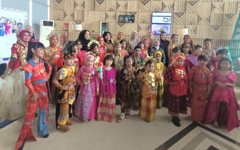 FASHION SHOW. Fashion show tingkat pelajar menjadi salah satu rangkaian kegiatan dalam UMKM Fiesta 2024 di Mercure Hotel Nexa Pettarani Makassar, 4-6 Agustus 2024. foto: istimewa