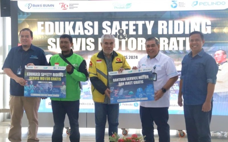 EDUKASI. Pelindo Group wilayah kerja Makassar berkolaborasi melakukan pelatihan safety riding dan service motor gratis bagi total 79 ojek online dan ojek pangkalan di Makassar, Selasa (13/8/2024). foto: istimewa