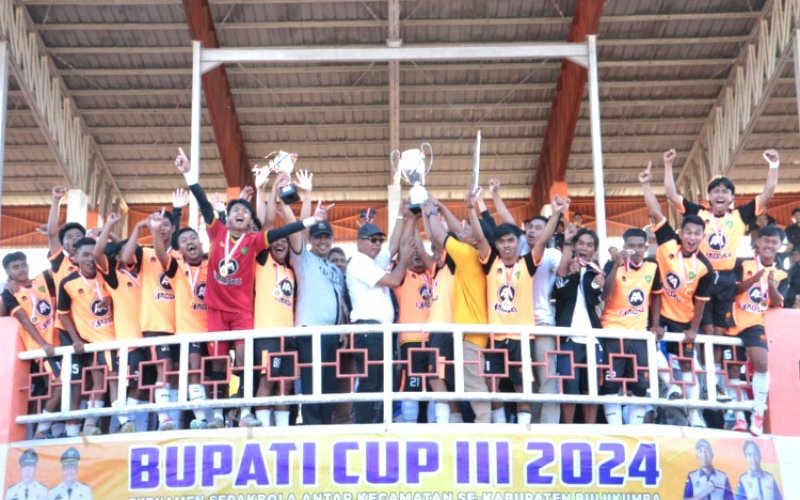 JUARA. Bupati Bulukumba, Andi Muchtar Ali Yusuf, menyerahkan hadiah kepada juara Bupati Cup III 2024 Bulukumba, Kecamatan Rilau Ale di Stadion Mini Bulukumba, Kamis (15/8/2024). foto: istimewa