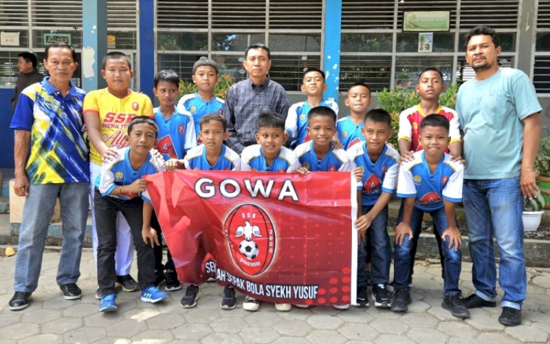 SSB SYEKH YUSUF. Penanggung Jawab PIC Kota Makassar Regional Sulawesi, Sofyan Haeruddin, bersama pemain, pelatih, dan manager SSB Syekh Yusuf. foto: doelbeckz/pluz.id 