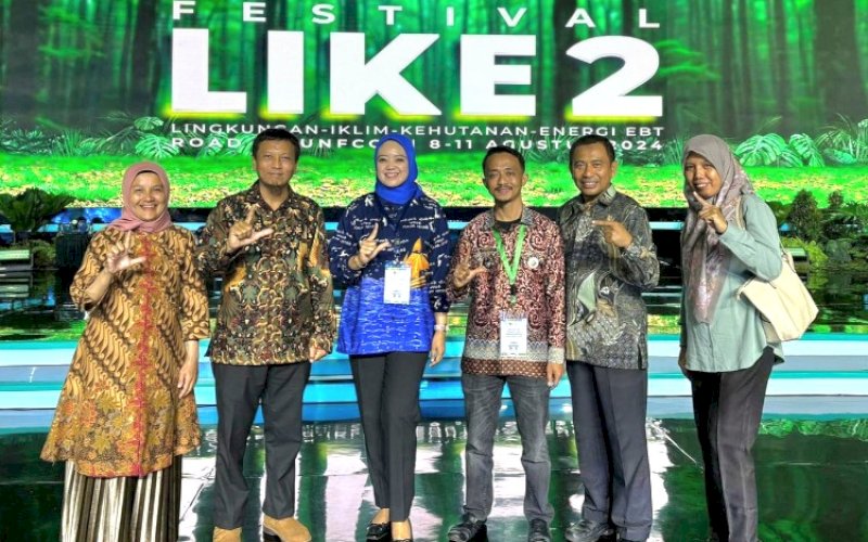PENGHARGAAN. Kepala Desa Tana Toa Zulkarnain dan Kepala Dinas Lingkungan Hidup dan Kehutanan Bulukumba Andi Uke Indah Permatasari menerima penghargaan Program Kampung Iklim atau ProKlim 2024 dari Menteri Lingkungan Hidup dan Kehutanan Siti Nurbaya di Jakarta Convention Center, Jakarta Pusat, Jumat (9/8/2024). foto: istimewa