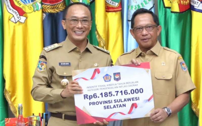 PENGHARGAAN. Menteri Dalam Negeri Tito Karnavian memberikan langsung penghargaan kepada Penjabat Gubernur Sulsel Zudan Arif Fakrulloh di Ruang Sasana Bhakti Praja, Gedung C Lantai 3, Kemendagri, Jakarta Pusat, Senin (5/8/2024). foto: istimewa