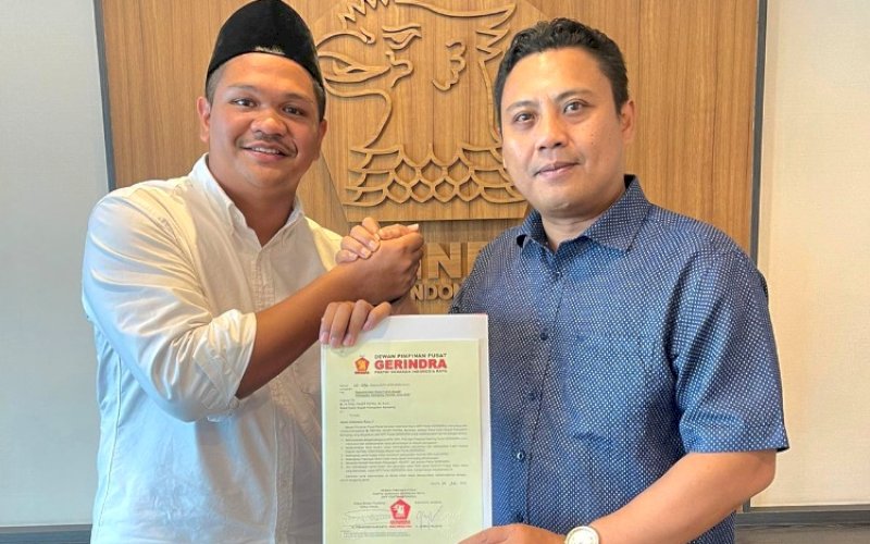 DUKUNGAN. Ketua DPD Gerindra Sulsel, Andi Iwan Darmawan Aras (kanan), menyerahkan surat dukungan Partai Gerindra kepada M Fathul Fauzy Nurdin untuk maju bertarung di Pilkada Bantaeng 2024 di Jakarta, Sabtu (3/7/2024). foto: istimewa
