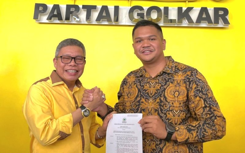 RESMI. Bakal calon Bupati Bantaeng M Fathul Fauzy Nurdin secara resmi menerima rekomendasi Partai Golkar bermodel B1-KWK yang diserahkan Ketua DPD I Partai Golkar Sulsel Taufan Pawe di kantor DPP Golkar, Jakarta, Minggu (25/8/2024). foto: istimewa