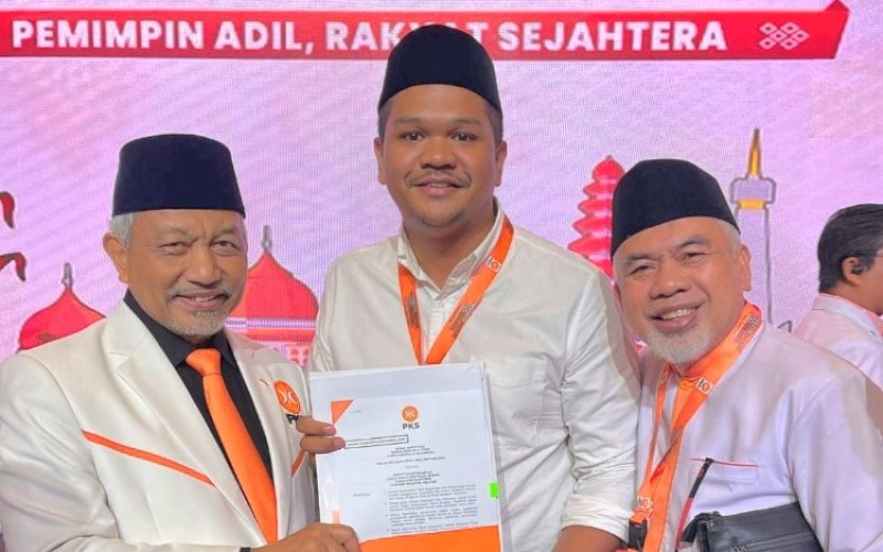 RESMI. Bakal Calon Bupati dan Wakil Bantaeng, M Fathul Fauzy Nurdin dan Sahabuddin resmi menerima Surat Keputusan (SK) B1-KWK dari Dewan Pimpinan Pusat Partai Keadlian Sejahtera (DPP PKS) di ICE BSD, BSD, Kabupaten Tangerang, Banten, Selasa (20/8/2024). foto: istimewa
