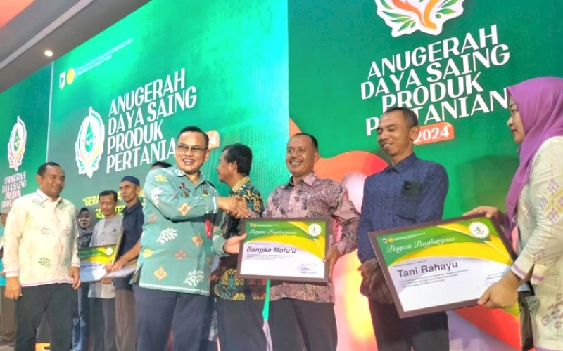 PENGHARGAAN. Kelompok Tani Bangka Mofu&rsquo;u binaan PT Vale Indonesia Tbk (PT Vale) Indonesia Growth Project (IGP) Morowali, menerima penghargaan dalam Anugerah Daya Saing Produk Pertanian yang digelar Dinas Tanaman Pangan dan Hortikultura Provinsi Sulteng di Tanaris Cafe, Jl Juanda, Kelurahan Lolu Utara, Kecamatan Palu Timur, Kota Palu, Sulteng, Rabu (14/8/2024). foto: istimewa