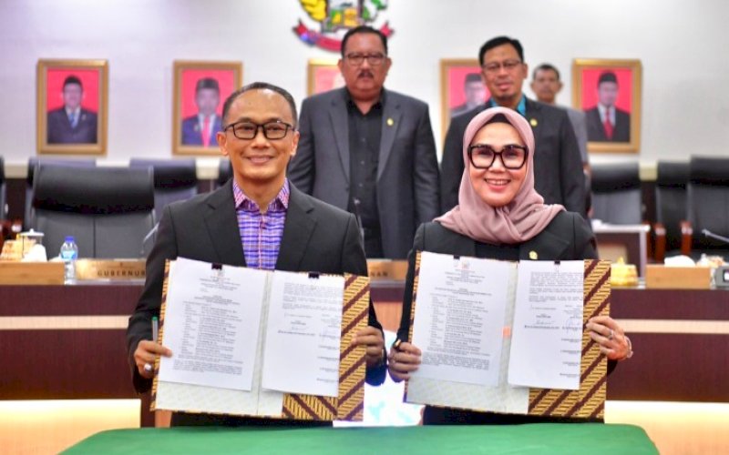 KUA-PPAS. Pj Gubernur Sulsel Zudan Arif Fakhrulloh bersama Ketua DPRD Provinsi Sulsel Andi Ina Kartika Sari usai Rapat Paripurna dengan agenda Penandatanganan Nota Kesepakatan antara Gubernur dengan Pimpinan DPRD Provinsi Sulsel tentang Perubahan KUA-PPAS APBD Provinsi Sulsel Tahun Anggaran (TA) 2024 di Kantor DPRD Sulsel, Kamis (22/8/2024). foto: istimewa