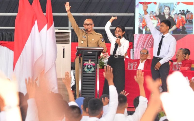INTERAKSI. Pj Gubernur Sulsel, Zudan Arif Fakrulloh, berinteraksi dengan perwakilan mahasiswa baru Unhas pada Upacara PKKMB Program Sarjana dan Vokasi Unhas Tahun Akademik 2024-2025, yang digelar dengan semangat dan antusias tinggi di JK Arenatorium (GOR) Unhas, Senin (12/8/2024). foto: istimewa