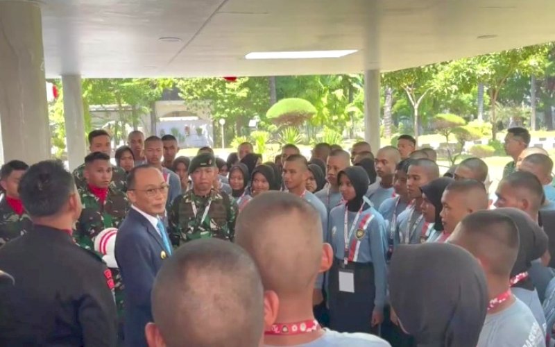 PERTEMUAN. Pj Gubernur Sulsel, Zudan Arif Fakrulloh, menemui Paskibraka yang akan bertugas pada saat upacara peringatan HUT RI ke-79 di Rumah Jabatan Gubernur Sulsel, Kamis (15/8/2024). foto: istimewa