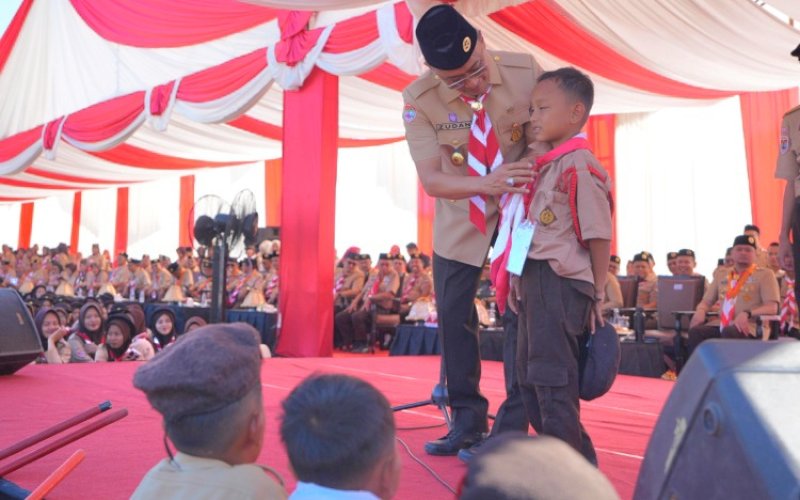 HARI PRAMUKA. Pj Gubernur Sulsel, Zudan Arif Fakrulloh, menyapa seorang anggota Pramuka cilik pada upacara hari besar Pramuka ke-63 2024 tingkat Kwartir Daerah Gerakan Pramuka Sulsel di Bumi Perkemahan Cadika, Kecamatan Bajeng, Kabupaten Gowa, Provinsi Sulsel, Rabu.(14/8/2024). foto: istimewa