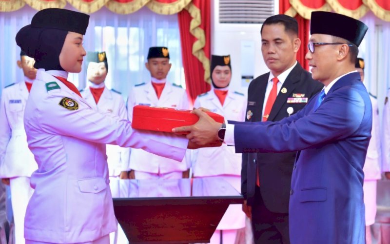 PENGUKUHAN. Pj Gubernur Sulsel, Zudan Arif Fakrulloh, mengukuhkan Paskibraka Sulsel yang akan bertugas pada Upacara Peringatan Hari HUT Kemerdekaan RI ke-79 di Aula Tudang Sipulung Rumah Jabatan Gubernur, Kamis (15/8/2024) sore. foto: istimewa