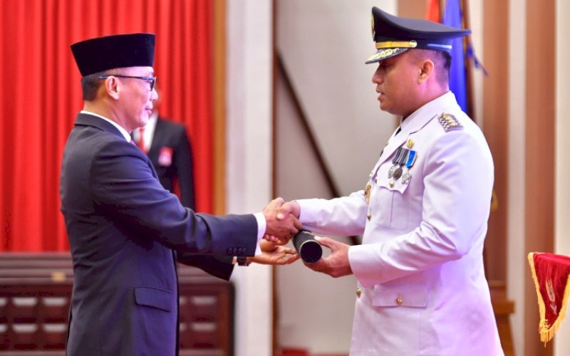 PELANTIKAN. Pj Gubernur Sulsel, Zudan Arif Fakrulloh, melantik Andi Winarno Eka Putra sebagai Penjabat Bupati Bone di Aula Tudang Sipulung Rujab Gubernur Sulsel, Minggu (11/8/2024) malam. foto: istimewa